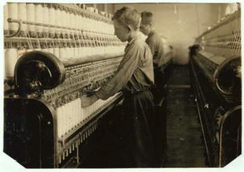 Doffers replacing full bobbins at Indian Orchard Cotton Mill, Massachusetts, 1916 (b/w photo) | Obraz na stenu