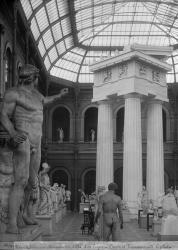 Ecole Nationale des Beaux-Arts, Palais des Etudes, the glass courtyard, c.1890-99 (b/w photo) | Obraz na stenu