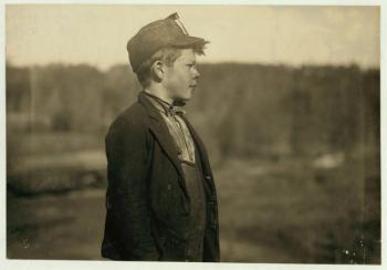 Dave, a young "pusher", moving trams and coal, at Bessie Mine, Alabama (Sloss-Sheffield Steel and Iron Co), 1910 (b/w photo) | Obraz na stenu