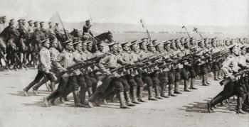 Russian infantry regiment marching in fighting kit during World War I, from 'The Illustrated War News', 1914 (b/w photo) | Obraz na stenu