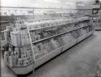 Confectionary aisle, Woolworths store, 1956 (b/w photo) | Obraz na stenu