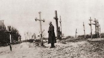 A Russian soldier at the grave of a comrade-in-arms during World War One, from 'The Illustrated War News', 1915 (b/w photo) | Obraz na stenu