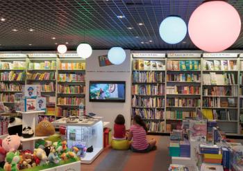 Marbella, Costa del Sol, Malaga Province, Andalusia, southern Spain. La Canada shopping centre. Children watching television in the children's section of the Fnac book shop. | Obraz na stenu