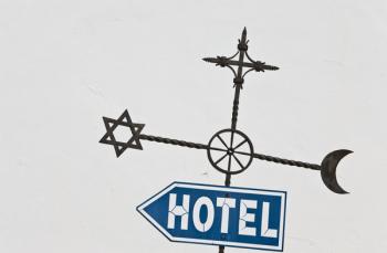 Street sign with Jewish, Christian and Islamic symbols (photo) | Obraz na stenu