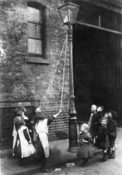 London Slums, c.1900 (b/w photo) | Obraz na stenu
