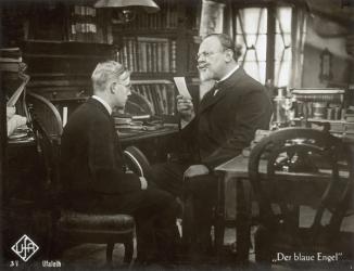 Still from the film "The Blue Angel" with Emil Jannings and Rolf Mueller, 1930 (b/w photo) | Obraz na stenu