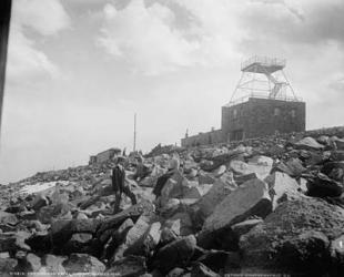 Station and hotel, summit of Pike's Peak, c.1900 (b/w photo) | Obraz na stenu