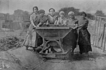 Women Transporting Refuse. War Office photography, 1916 (b/w photo) | Obraz na stenu